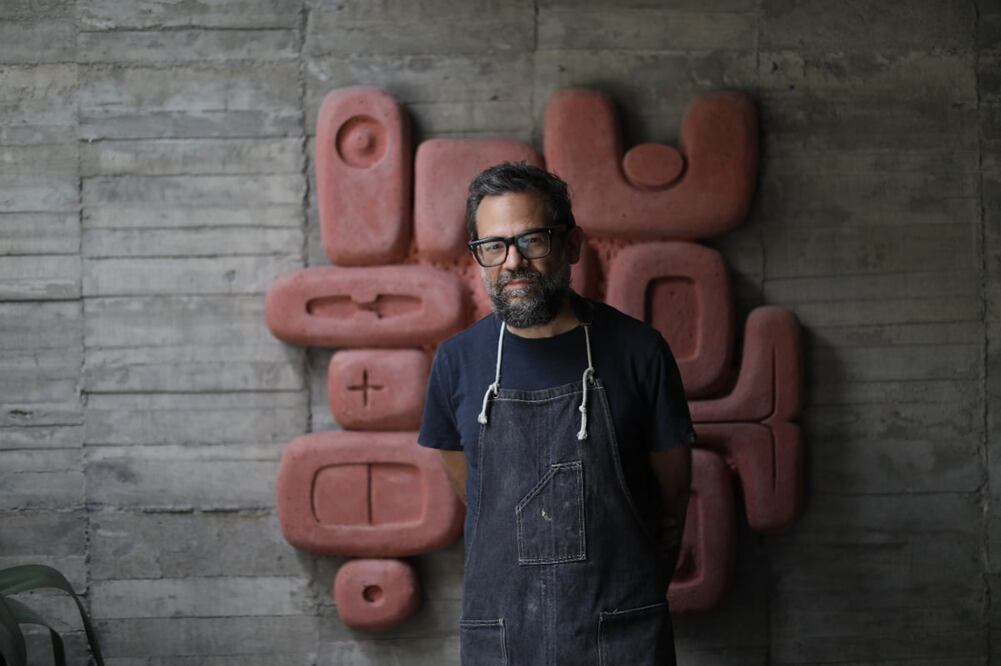 Pedro Reyes en su taller, ubicado en Coyoacán. Foto: EFE