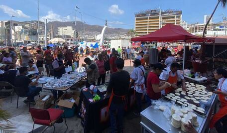 Taquería Don Rey de CDMX lleva miles de tacos al pastor para damnificados por huracán "Otis" en Acapulco