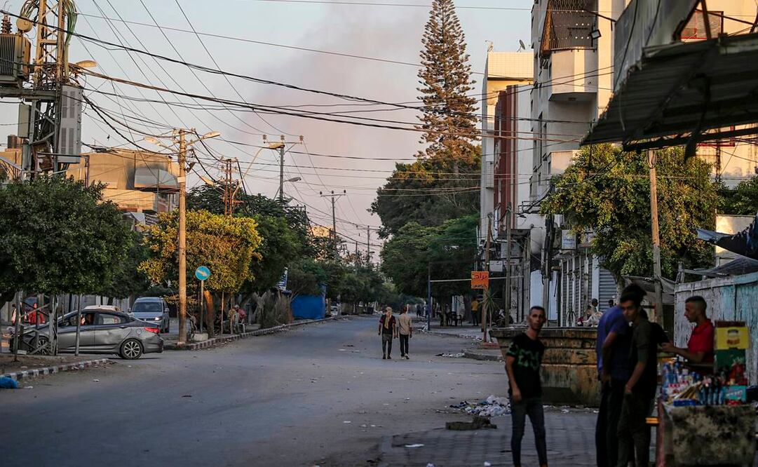 Las tropas israelíes y los milicianos de Hamas combaten este sábado a las puertas de Deir al Balah. Foto: EFE