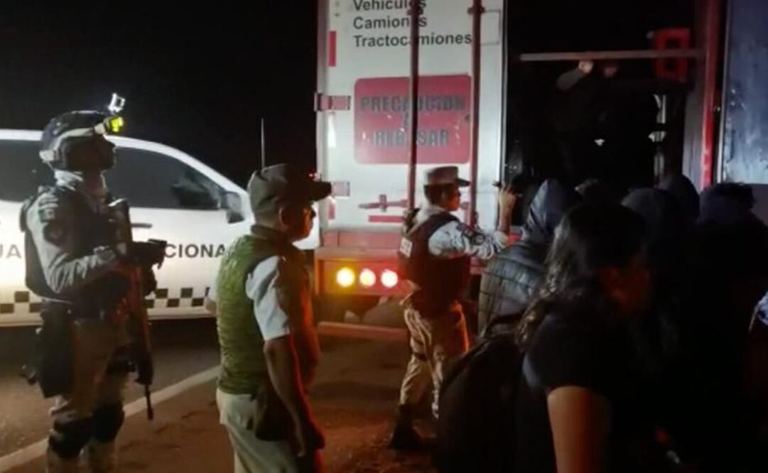 Rescatan a 209 migrantes que viajaban hacinados en un tráiler en Veracruz. Foto: Cortesía