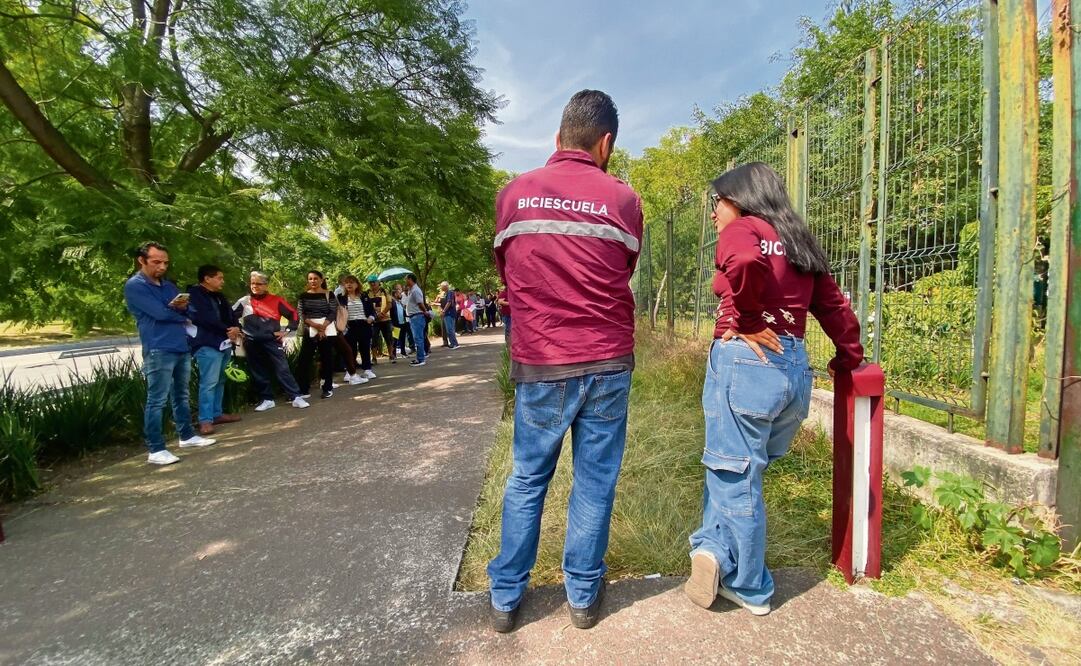En las instalaciones de la Biciescuela de Semovi, ubicada en la segunda sección del Bosque de Chapultepec, decenas de personas hacen fila para cumplir con la sanción y reprogramar su cita para la verificación de sus vehículos. Foto: Alberto Acosta / EL UNIVERSAL