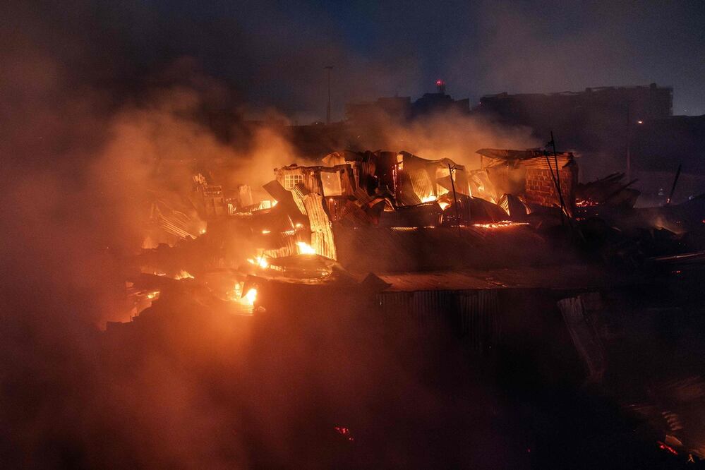 Una zona de tiendas y casas en llamas, tras una serie de explosiones en la zona de Embakasi en Nairobi, Kenia. Foto: AFP
