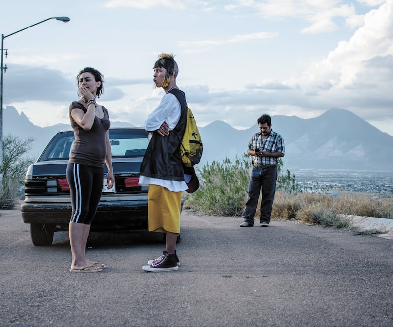 Ya no estoy aquí es la historia de un joven que migra a EU tras una confusión con un cártel. Foto: Netflix