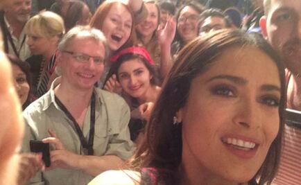 Salma desafía a Cannes y se toma selfie