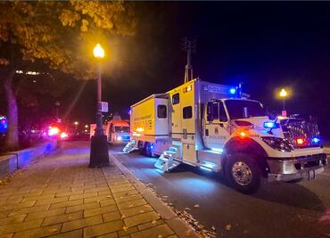 Hombre disfrazado con ropa medieval mata a dos personas y apuñala a cinco en Quebec, Canadá