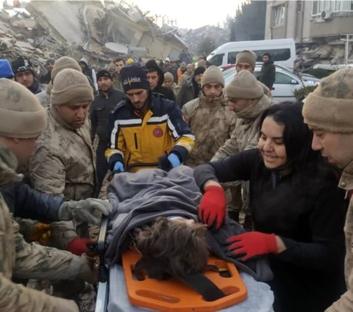 FOTOS: Desesperados, socorristas en Turquía buscan vida entre escombros