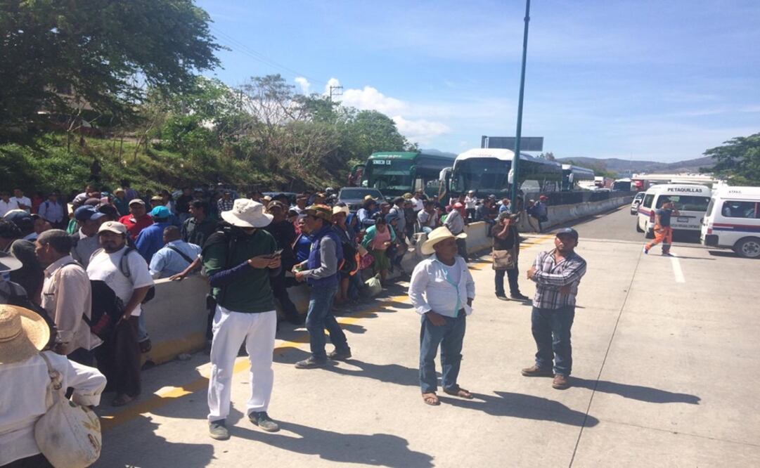 Desde las 11:00 horas, unos 500 campesinos bloquearon los cuatro carriles de la autopista del Sol. Foto: Arturo de Dios Palma/ EL UNIVERSAL