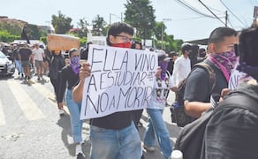 En la marcha, decenas de jóvenes gritaron consignas para demandar celeridad en las investigaciones del crimen de Claudia Tacoronte, así como la captura del responsable. Foto: Tony Rivera