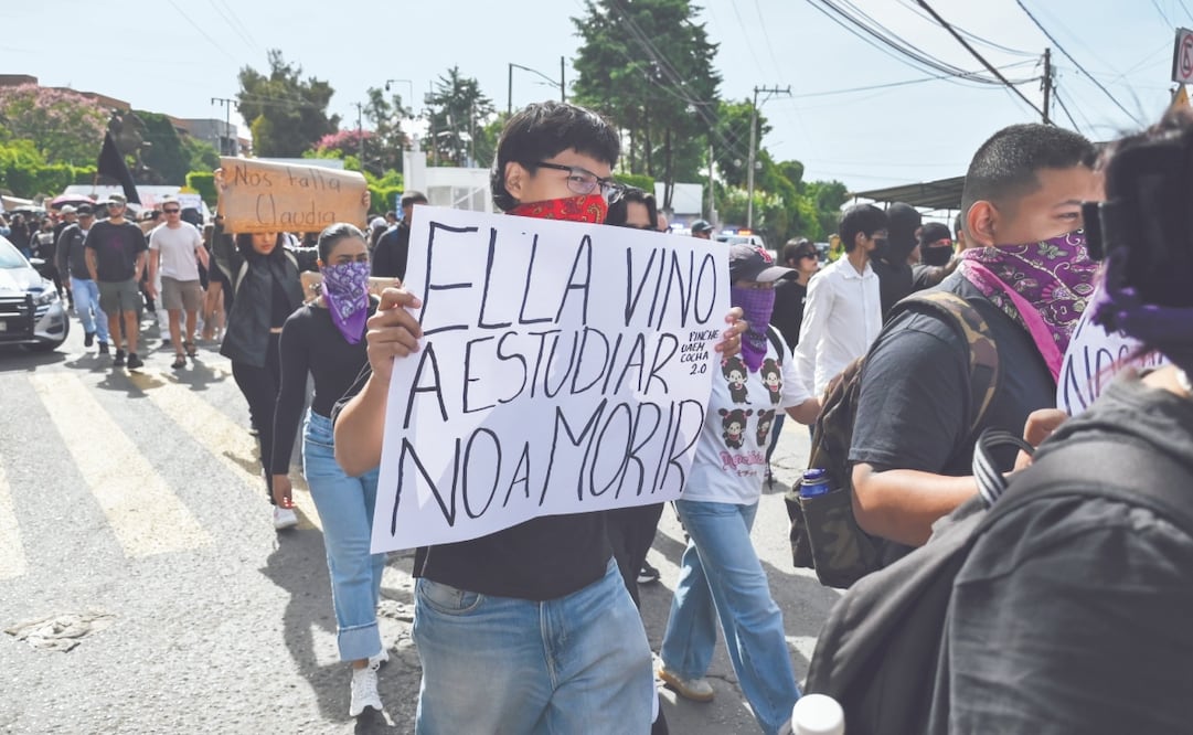 En la marcha, decenas de jóvenes gritaron consignas para demandar celeridad en las investigaciones del crimen de Claudia Tacoronte, así como la captura del responsable. Foto: Tony Rivera