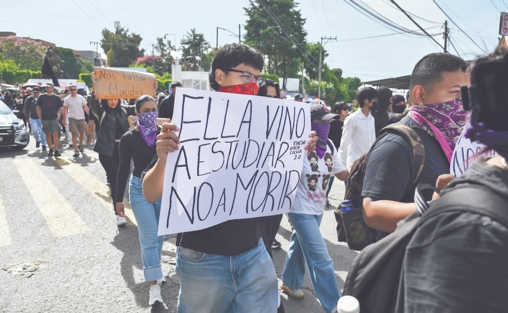 En la marcha, decenas de jóvenes gritaron consignas para demandar celeridad en las investigaciones del crimen de Claudia Tacoronte, así como la captura del responsable. Foto: Tony Rivera