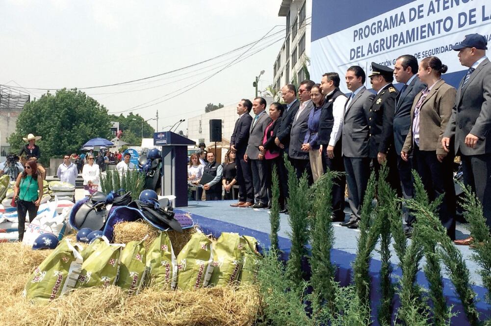 Tras seis años de subsistir sólo pastando en el bosque, ayer los caballos de la Policía Montada recibieron 20 monturas, pastura y alimento (REBECA JIMÉNEZ. EL UNIVERSAL)