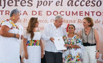 AMLO y Mara Lezama entregan documentos agrarios a viudas de ejidatarios en Chetumal