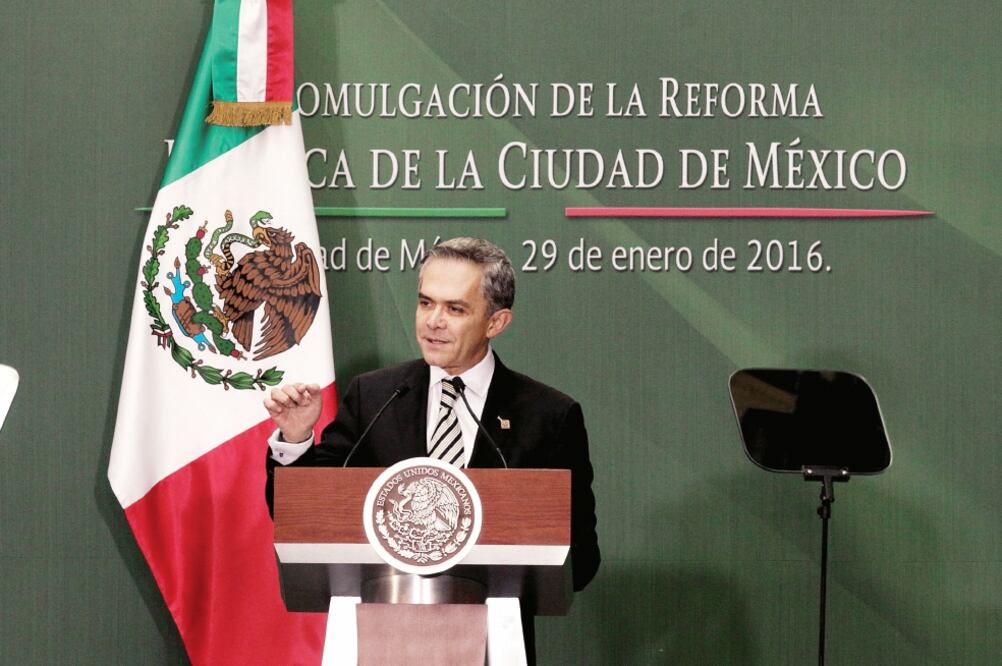 La reforma política de la Ciudad de México fue promulgada por el presidente Enrique Peña Nieto, evento en el que también estuvo Miguel Ángel Mancera (ARCHIVO EL UNIVERSAL)