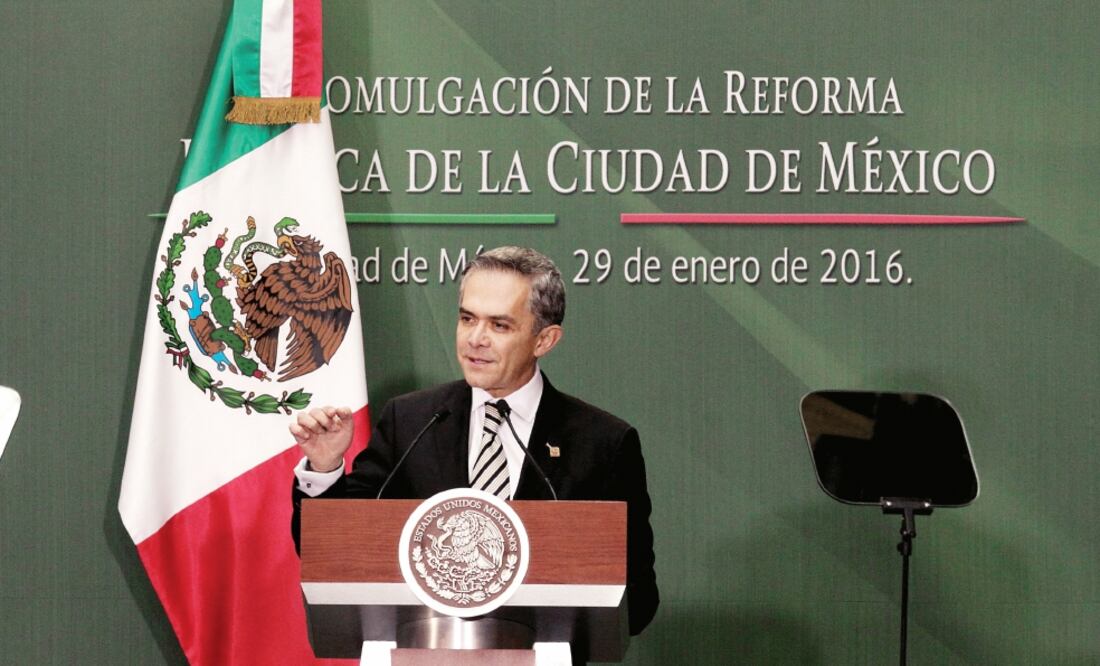 La reforma política de la Ciudad de México fue promulgada por el presidente Enrique Peña Nieto, evento en el que también estuvo Miguel Ángel Mancera (ARCHIVO EL UNIVERSAL)
