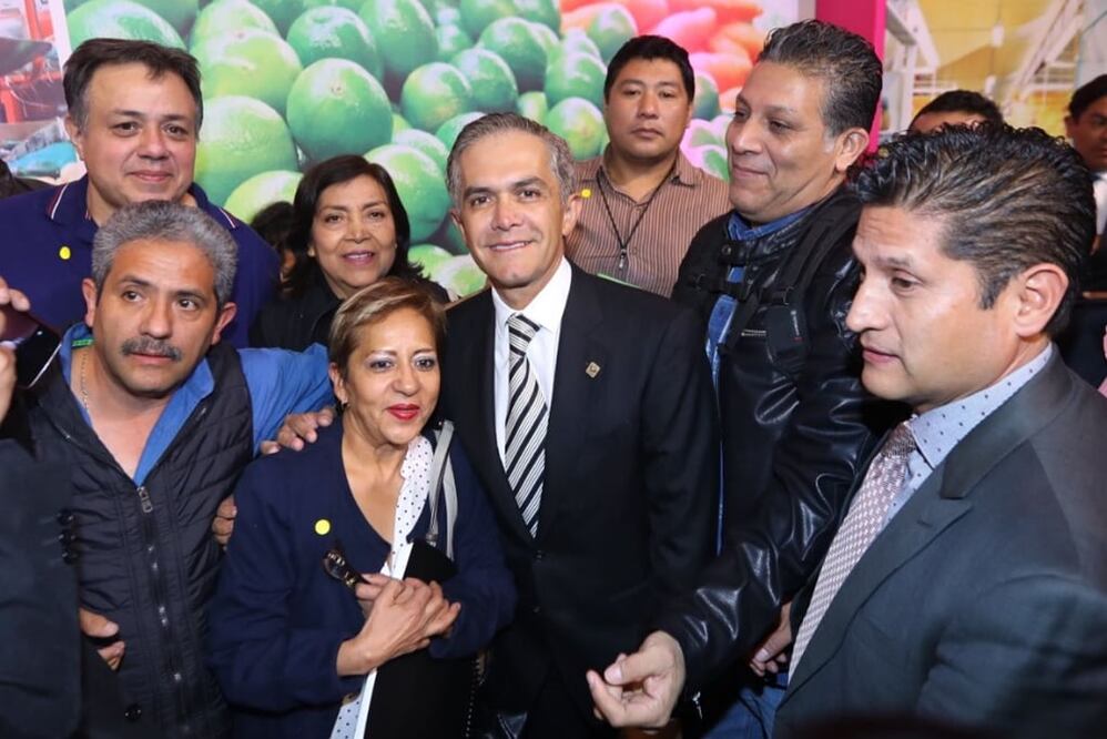 "Establecimos con la @CDeAbastoCDMX que se mantendrán precios bajos en productos básicos para no afectar la economía de las familias #mm", dijo Mancera en Twitter. Foto: @ManceraMiguelMX  