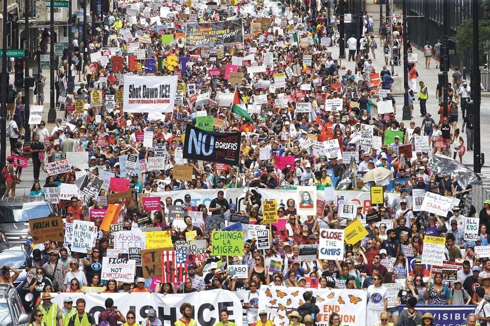 Miles de personas protestaron en Chicago contra las autoridades migratorias y las redadas planeadas para hoy. Fotos/NUCCIO DINUZZO. AFP