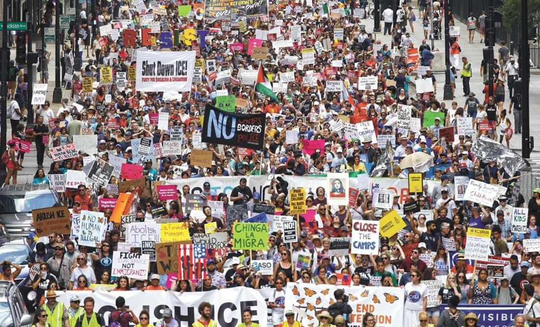 Miles de personas protestaron en Chicago contra las autoridades migratorias y las redadas planeadas para hoy. Fotos/NUCCIO DINUZZO. AFP