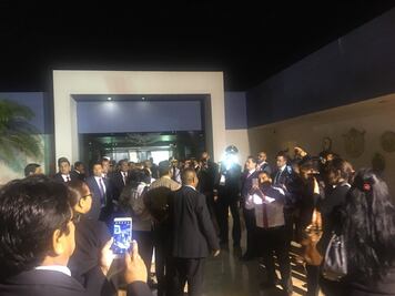 Peña la hace de fotógrafo antes de abordar avión presidencial