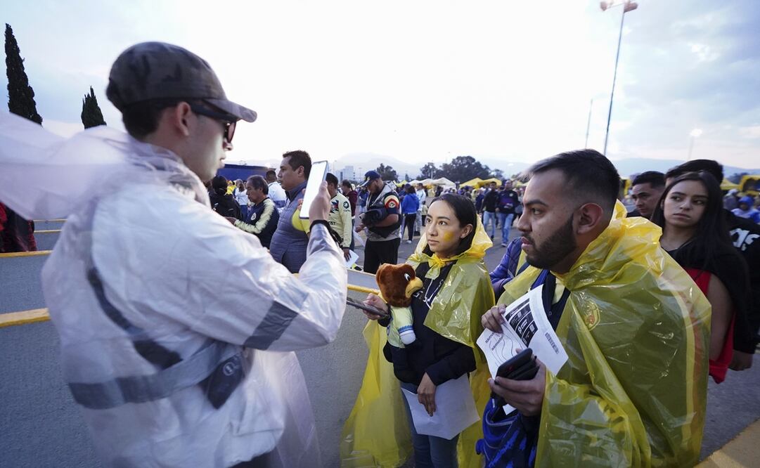 Caos por el Fan ID en el estadio Azteca
