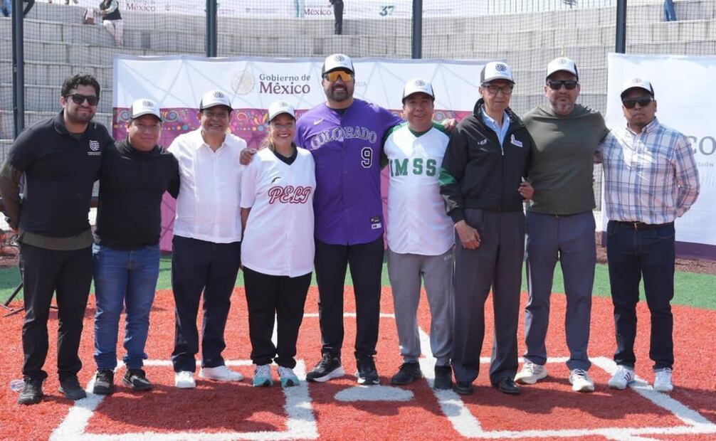 Exbeisbolista, Vinicio Castilla inaugura canchas de béisbol en Texcoco; ofrece clínica gratuita.
Foto: Especial.