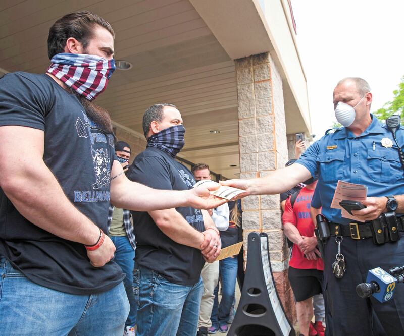 El propietario de un gimnasio en Bellmawr, Nueva Jersey, reabrió su negocio y desafió así una orden estatal de cerrar establecimientos no esenciales. MATT ROURKE. AP