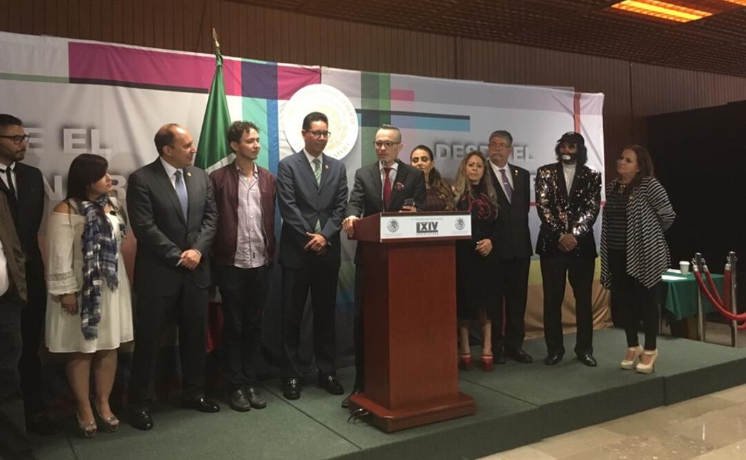 Diputados del PES en compañía de Kuno Becker y Cepillín. Foto: Suzzete Alcántara