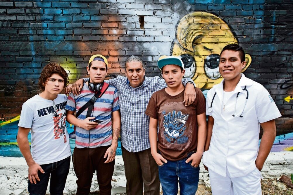 Juan Carlos y Pablo son hermanos y desean aprender gastronomía. Bryan trabaja en un supermercado para cumplir su sueño de ser cantante de rap, y Antonio estudia Enfermería, aunque le gustaría ingresar a la licenciatura en Medicina (ARCHIVO EL UNIVERSAL)