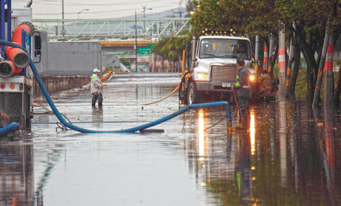 Las intensas lluvias que se han registrado en los últimos días en la Zona Metropolitana han dejado encharcamientos e inundaciones, Foto/ARMANDO MARTÍNEZ. EL UNIVERSAL