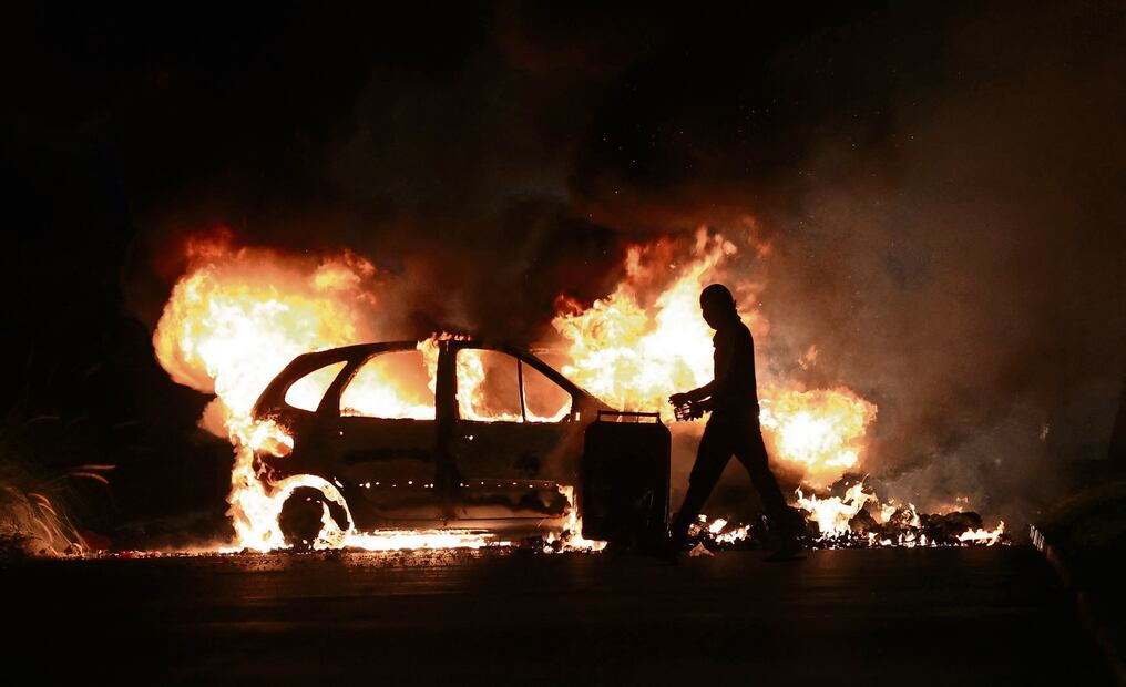 Enfrentamientos contra la policía en Le Port, isla francesa de La Reunión en el océano Índico, donde los disturbios también dejaron vehículos quemados. Foto: AFP