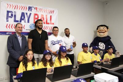 MLB dona un salón de computo en Nuevo León