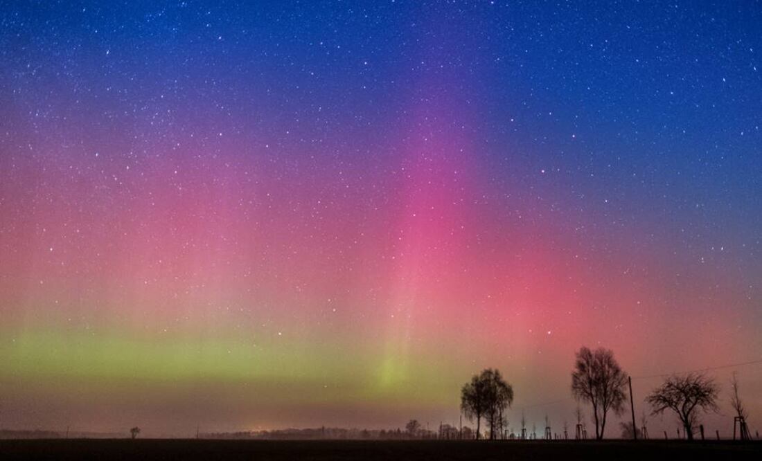 Luces polares iluminan el cielo cerca de Lietzen, en el este de Alemania. Foto: AP