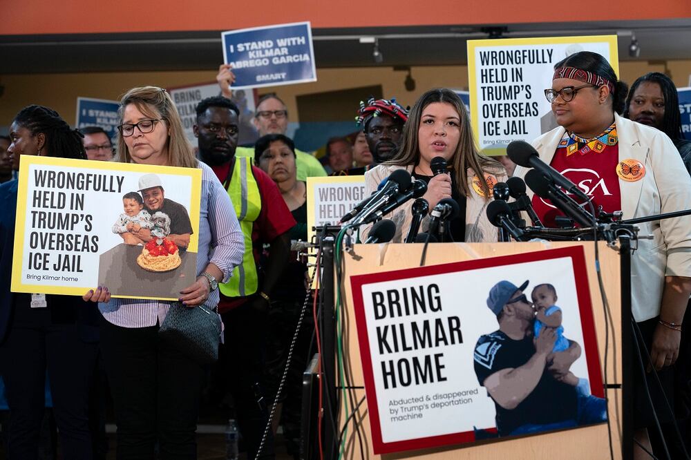 Jennifer Vasquez Sura, esposa de Kilmar Abrego García, quien fue deportado por error a El Salvador, habla durante una conferencia de prensa en Hyattsville, Maryland. Foto: AP
