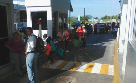 CNTE toma casetas de cuota en Michoacán