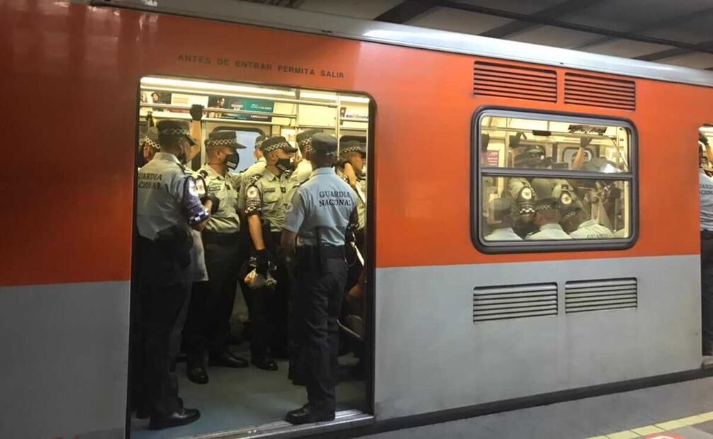 En la mano izquierda cada uno portaba una bolsa de plástico que contenía un desayuno; en la estación Cuatro Caminos abordaron el metro, quienes alcanzaron asiento pudieron dormitar por unos cuantos minutos. Al llegar al Metro Pino Suarez, descendieron de los vagones y caminaron a la plancha del Zócalo, donde comenzaron los preparativos para comenzar el Desfile Militar. Foto: Germán Espinosa/EL UNIVERSAL 


