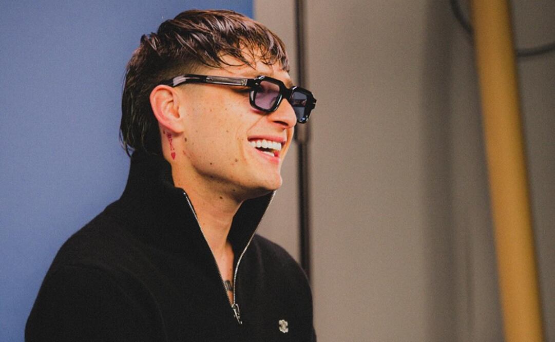 Peso Pluma se despide de su característico look con fleco y cabello largo en la parte de atrás.