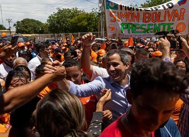 Guaidó es recibido en estado del oeste venezolano entre vítores e insultos