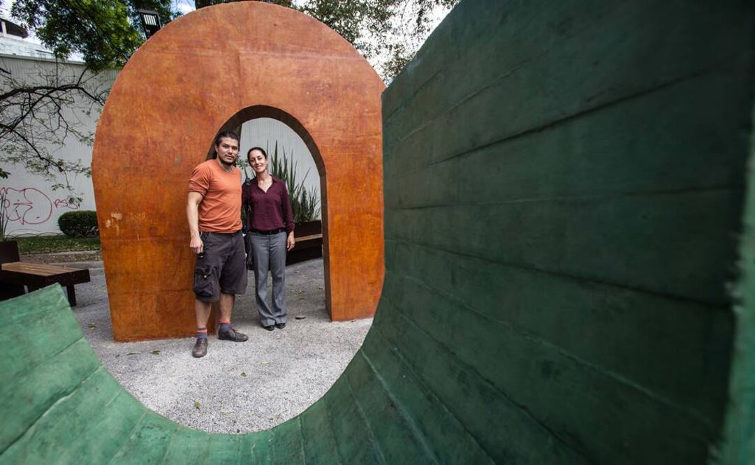 El artista Jorge Tenamachi y la jefa delegacional de Tlalpan, Claudia Sheinbaum, durante la develación de la pieza en Parque Macondo. (FOTO: Germán Espinosa/EL UNIVERSAL)