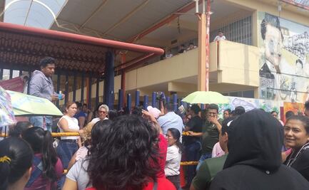 Padres de familia exigen destitución de la directora de una primaria en Oaxaca; la acusan de confrontar a los alumnos por una supuesta amenaza 