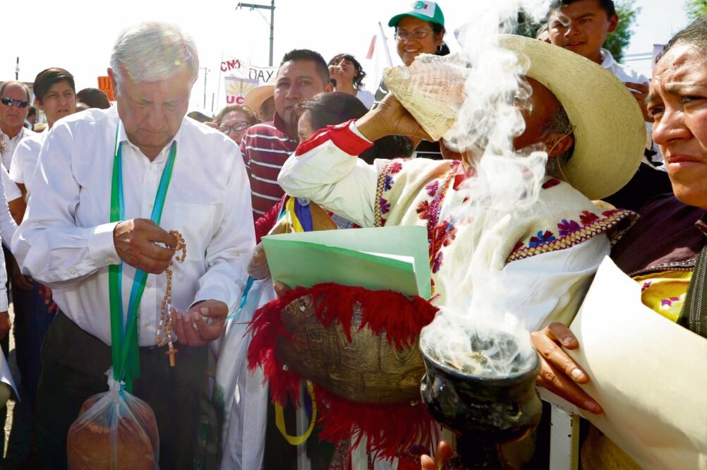 Después de recibir una limpia para evitar las malas vibras, el aspirante presidencial de Morena, Andrés Manuel López Obrador, se comprometió a fijar precios de garantía a los productos del campo y a pagar bien las cosechas (VALENTE ROSAS. EL UNIVERSAL)