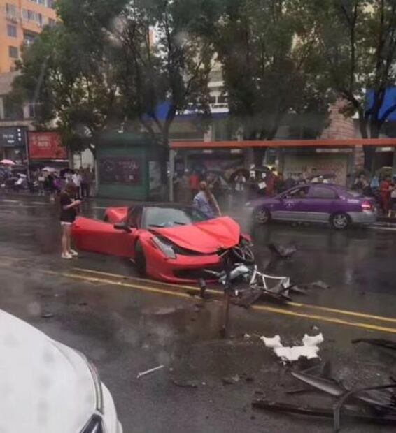 Mujer destruye Ferrari 458 en China después de rentarlo