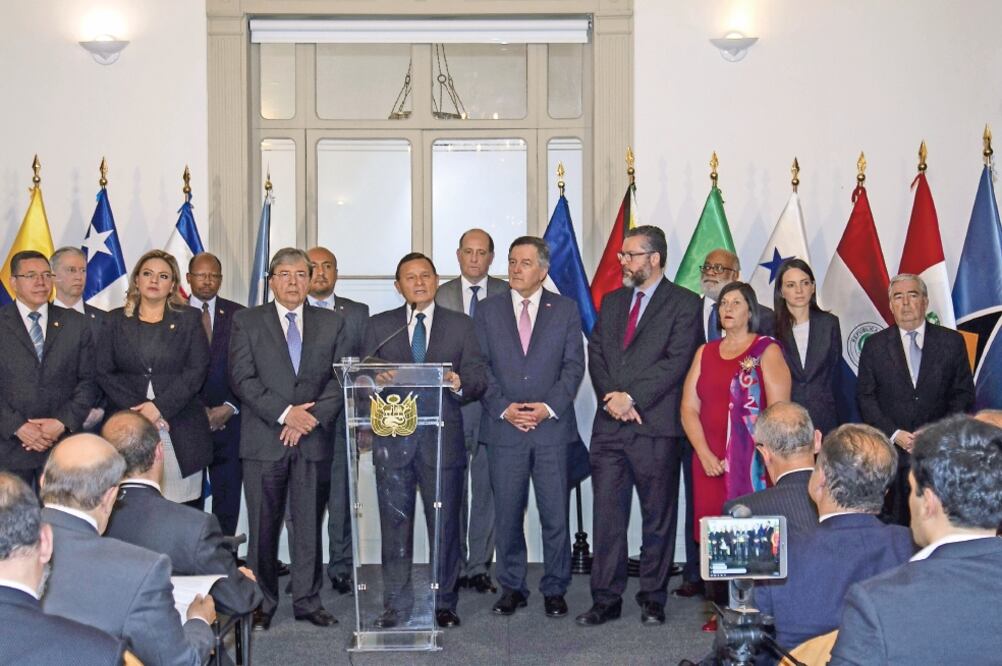 El canciller peruano Néstor Popolizio comparece en rueda de prensa acompañado de sus pares del Grupo de Lima, tras su reunión de ayer. Foto: EDUARDO CAVERO. EFE