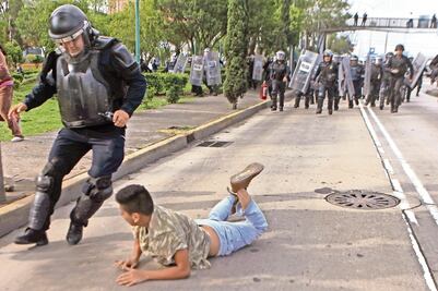 Desalojo de un predio termina en batalla campal
