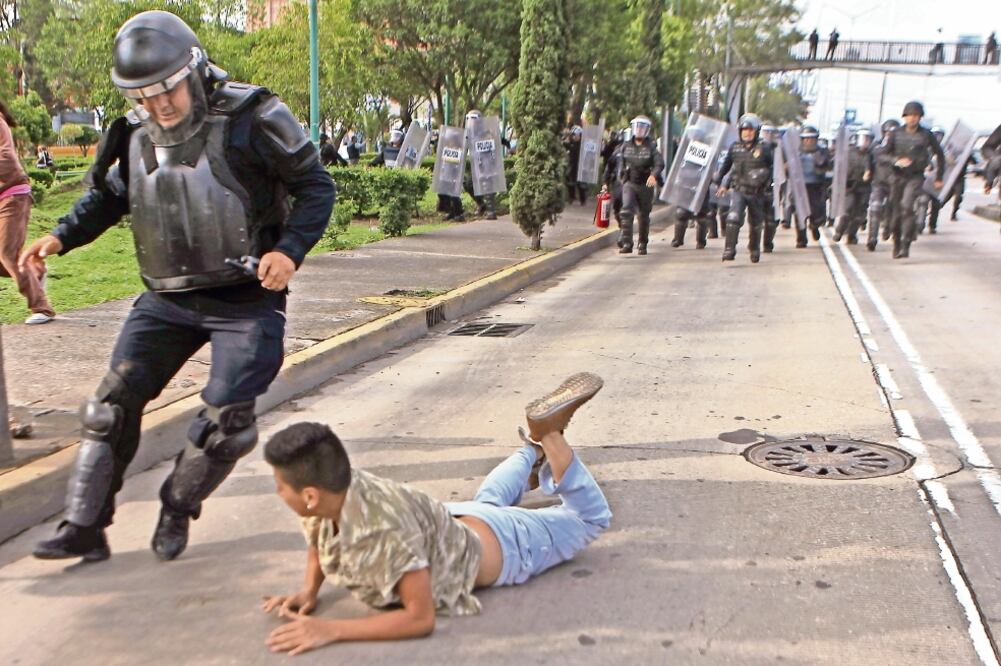 Para impedir que los lanzaran del inmueble, un grupo de personas cerró la circulación de los carriles centrales del Circuito Interior, pero al ser replegados por granaderos continuaron agrediendo a los uniformados sobre la calle Hidalgo (FERNANDO RAMÍREZ)
