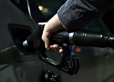 Qué pasa si le pongo demasiada gasolina al auto