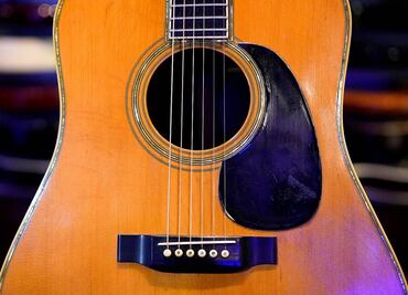 Guitarra de Clapton y manuscrito de Cobain a subasta