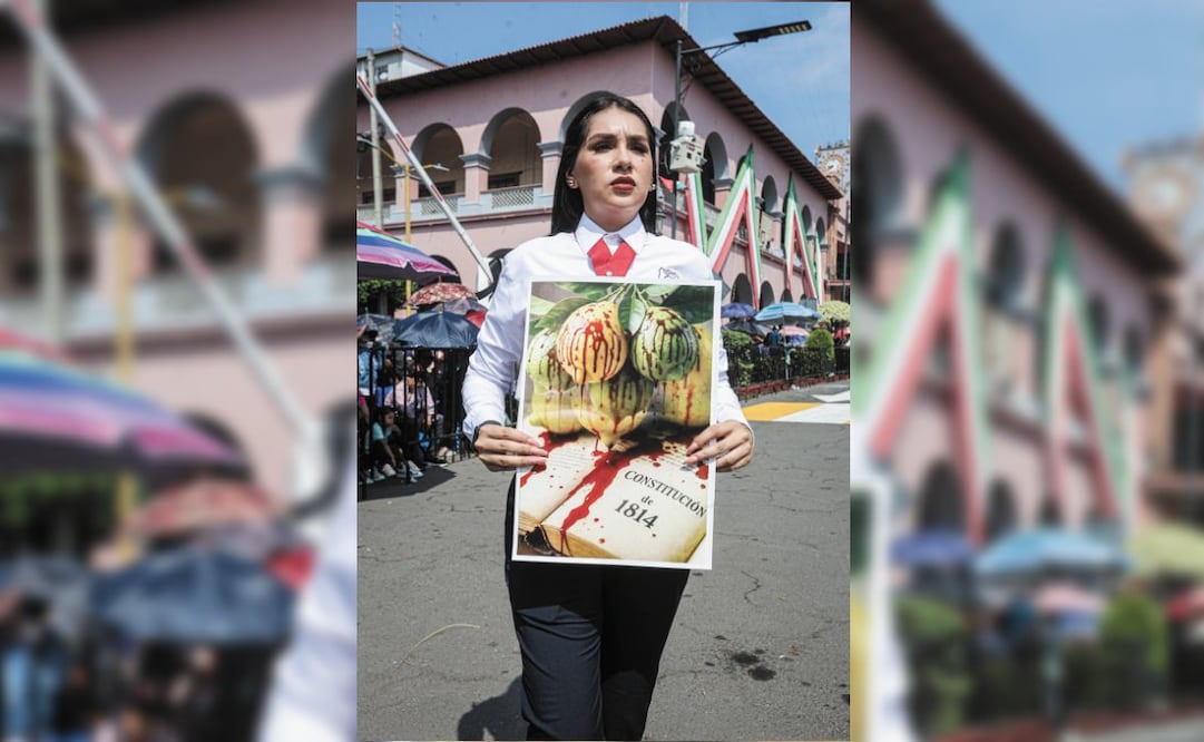 En el desfile, maestros y estudiantes portaron pancartas con limones ensangrentados. Foto: Gabriel Pano / EL UNIVERSAL