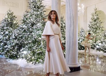 Presenta Melania Trump decoración de Navidad en la Casa Blanca