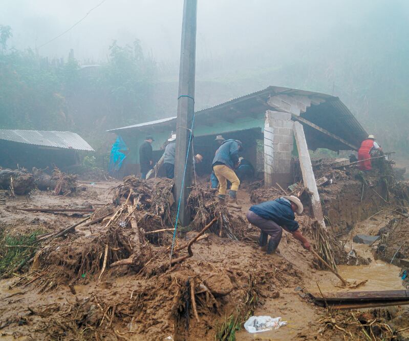 Autoridades y ciudadanos, con la ayuda de Protección Civil y militares, buscan entre los escombros a personas desaparecidas. EFE