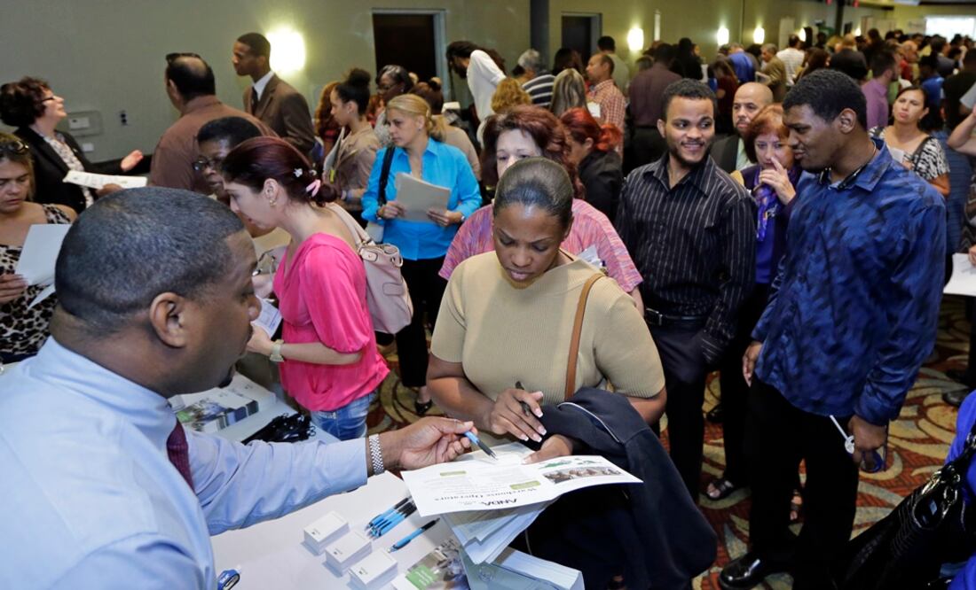 El número de desempleados bajó de 5.9 millones en febrero a 5.8 millones en marzo, un mes en el que se registró una “tendencia al alza” en la creación de empleos. Foto: AP/ Archivo