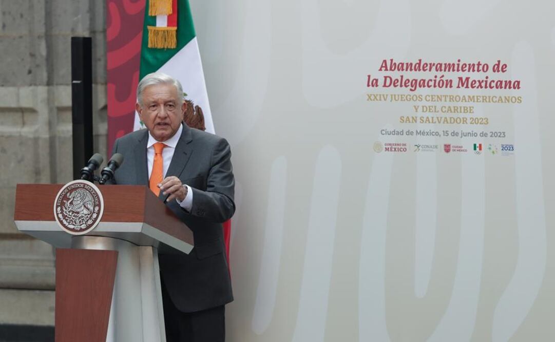 Andrés Manuel López Obrador en el abanderamiento de la Delegación Mexicana / Foto: Diego Simón - EL UNIVERSAL